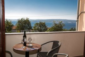 CRIKVENICA, CENTAR - stan 2S+DB s balkonom i pogledom na more na odličnoj lokaciji! PRILIKA!, Crikvenica, Appartment