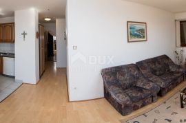 CRIKVENICA, CENTAR - stan 2S+DB s balkonom i pogledom na more na odličnoj lokaciji! PRILIKA!, Crikvenica, Appartment