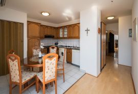 CRIKVENICA, CENTAR - stan 2S+DB s balkonom i pogledom na more na odličnoj lokaciji! PRILIKA!, Crikvenica, Appartment