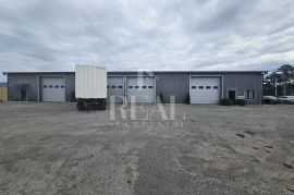 Proizvodna i skladišna Hala 380 m2,sa 3383 okućnice, Čavle, Commercial property