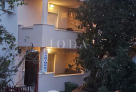 Cesarica, kuća sa 3 apartmana, Karlobag, Haus