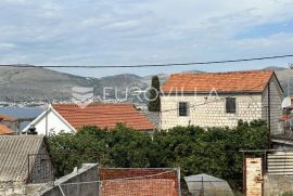 Trogir, Okrug Gornji, stara kuća u nizu površine 150 m2, Okrug, Σπίτι