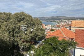 Trogir, Okrug Gornji, stara kuća u nizu površine 150 m2, Okrug, Ev