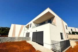 OPATIJA, POBRI - villa u nizu 270m2 s pogledom na more + uređena okućnica 300m2, Opatija - Okolica, Σπίτι