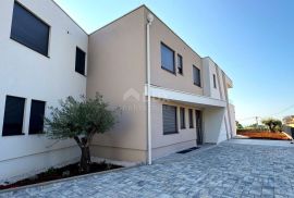 OPATIJA, POBRI - villa u nizu 214m2 s pogledom na more + uređena okućnica 150m2, Opatija - Okolica, Σπίτι