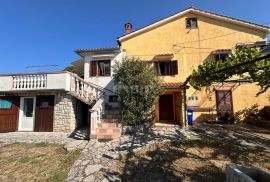 OTOK KRK, VRH - dvojna kuća, 170 m2, okućnica!!!, Krk, Maison