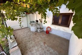 OTOK KRK, VRH - dvojna kuća, 170 m2, okućnica!!!, Krk, Maison