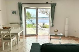 CRIKVENICA, JADRANOVO -prostrani stan u prizemlju, 80 m od mora, Crikvenica, Appartment