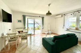 CRIKVENICA, JADRANOVO -prostrani stan u prizemlju, 80 m od mora, Crikvenica, Appartement