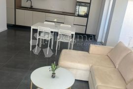 BIOGRAD NA MORU – ODLIČAN STAN OD 74 M2 NA 1 KATU, Biograd Na Moru, Apartamento