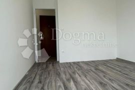 Renoviran stan s mogućnošću dodatne sobe - Vidikovac., Pula, Flat