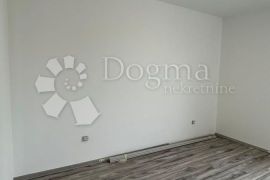 Renoviran stan s mogućnošću dodatne sobe - Vidikovac., Pula, Flat