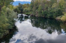 KUĆA S POMOĆNIM OBJEKTOM I ZEMLJIŠTEM NA OBALI RIJEKE LIKE, Gospić - Okolica, Maison