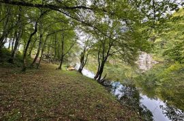 KUĆA S POMOĆNIM OBJEKTOM I ZEMLJIŠTEM NA OBALI RIJEKE LIKE, Gospić - Okolica, Maison