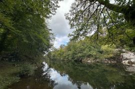 KUĆA S POMOĆNIM OBJEKTOM I ZEMLJIŠTEM NA OBALI RIJEKE LIKE, Gospić - Okolica, بيت