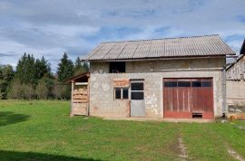 KUĆA S POMOĆNIM OBJEKTOM I ZEMLJIŠTEM NA OBALI RIJEKE LIKE, Gospić - Okolica, Maison