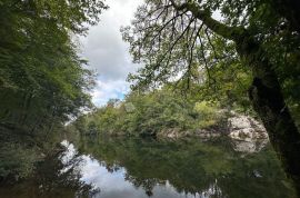 KUĆA S POMOĆNIM OBJEKTOM I ZEMLJIŠTEM NA OBALI RIJEKE LIKE, Gospić - Okolica, Σπίτι