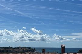 Stan Novouređeni penthouse s pogledom na more, 300 m udaljen od plaža, Poreč!, Poreč, Stan