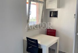 Bulevard, stan 3S+DB sa dvorištem na korištenje, Rijeka, Apartamento