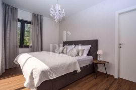 Prava prilika, luksuzna vila u malom selu kraj Omiša!!, Omiš, House