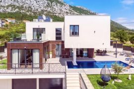 Prava prilika, luksuzna vila u malom selu kraj Omiša!!, Omiš, House