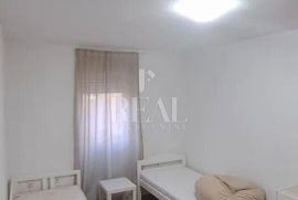 Pula stan 64m2 blizu bolnice i Sveučilišta !, Pula, Appartement