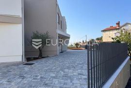 Opatija, Pobri, dvoetažni stan s vrtom i pogledom na more, ukupne površine 162,29 m², Opatija - Okolica, Διαμέρισμα