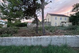 ZADAR, PRIVLAKA - Starina za adaptaciju s prostranom okućnicom, Privlaka, Haus