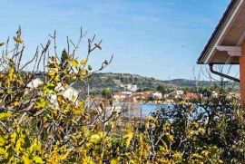 ŠIBENIK, OKOLICA - Kuće u blizini Šibenika – 160 m² stambene površine, 50 m od mora, Šibenik, Casa