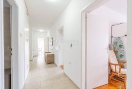 Gornja Vežica obiteljska nekretnina 3S+DB, Rijeka, Flat