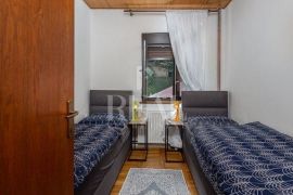 Kuća za odmor uz rijeku 250 m2,P+1+VPOT ,2000 m2 okućnice, Delnice, Casa