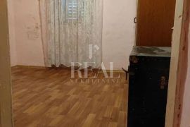 Cres-Orlec, starina za ronoviranje od 80 m2 sa štalom i mjestom za parking vozila, Cres, House