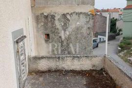 Cres-Orlec, starina za ronoviranje od 80 m2 sa štalom i mjestom za parking vozila, Cres, House