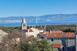 Cres-Orlec, starina za ronoviranje od 80 m2 sa štalom i mjestom za parking vozila, Cres, Kuća