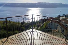 Kuća Prodaje se kuća sa apartmanima u vrlo mirnom mjestu s panoramskim pogledom na more, Rabac, Maison