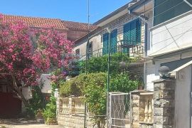 Prodaja, Biograd na Moru, kuća u nizu 60 m2, vrt, 2 etaže, Biograd Na Moru, Дом