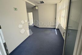 Split - POSLOVNI PROSTOR u poslovnoj zgradi, 73m2, Split, Коммерческая недвижимость