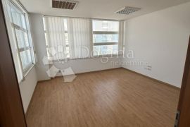 Split – uredski POSLOVNI PROSTOR u poslovnoj zgradi, 84m2, Split, العقارات التجارية