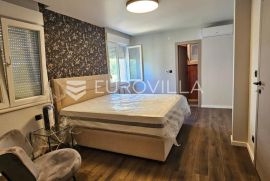 Trogir- okolica, renovirana kuća  250 m2 s tri  novouređena  stana  prvo useljenje, Seget, Ev