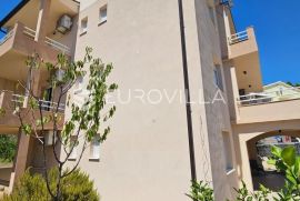 Trogir- okolica, renovirana kuća  250 m2 s tri  novouređena  stana  prvo useljenje, Seget, بيت