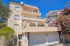 Trogir- okolica, renovirana kuća  250 m2 s tri  novouređena  stana  prvo useljenje, Seget, بيت