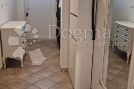 Prostrani stan s 4 sobe i 2 terase u Puli – 2200 €/m²!, Pula, Kвартира