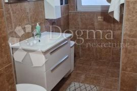 Prostrani stan s 4 sobe i 2 terase u Puli – 2200 €/m²!, Pula, Διαμέρισμα