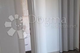 Prostrani stan s 4 sobe i 2 terase u Puli – 2200 €/m²!, Pula, Kвартира