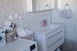 Prostrani stan s 4 sobe i 2 terase u Puli – 2200 €/m²!, Pula, Appartement