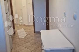 Prostrani stan s 4 sobe i 2 terase u Puli – 2200 €/m²!, Pula, Stan