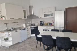 Prostrani stan s 4 sobe i 2 terase u Puli – 2200 €/m²!, Pula, شقة