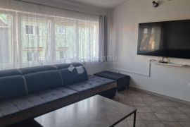 Prostrani stan s 4 sobe i 2 terase u Puli – 2200 €/m²!, Pula, Kвартира