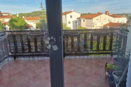 Prostrani stan s 4 sobe i 2 terase u Puli – 2200 €/m²!, Pula, Kвартира