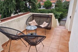 Prostrani stan s 4 sobe i 2 terase u Puli – 2200 €/m²!, Pula, Appartement